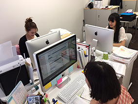 アジア翻訳社内風景