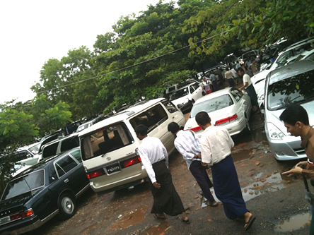 ヤンゴンのハンタワン中古車市場